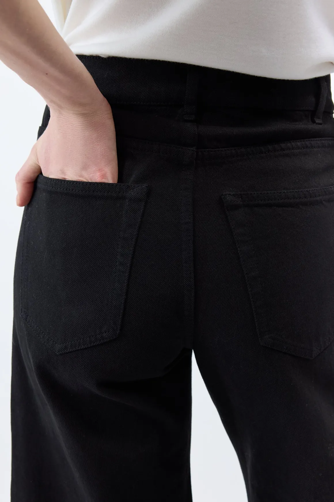 Amoret Barrel-leg Jean in Black Recycled Cotton Denim
