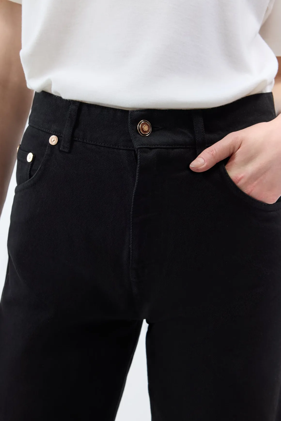 Amoret Barrel-leg Jean in Black Recycled Cotton Denim